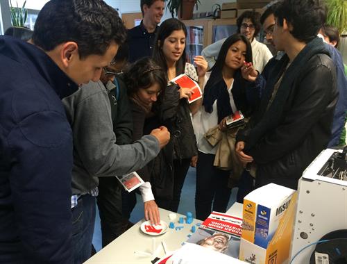 Students from Ecuador arer looking at parts, which have been created by the Institute of Product Design and Innovation at HSD.