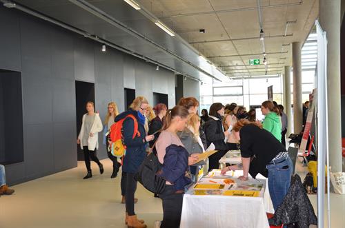 Many Students are standing infront of the tables of the Organisation to inform themselves.