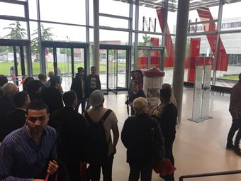 A group of people is gathering in the entrance area of building 4 of Campus Derendorf.
