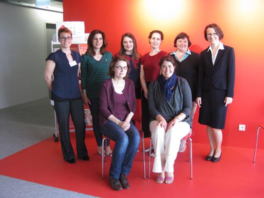 Gruppenfoto eines Besuchs von Deutschlehrerinnen und Deutschdozentinnen, die an einem Seminar des Goethe-Instituts in Düsseldorf teilnahmen. sie kamen aus Russland, Usbekistan, Südafrika und Griechenland, um die HSD kennen zu lernen.