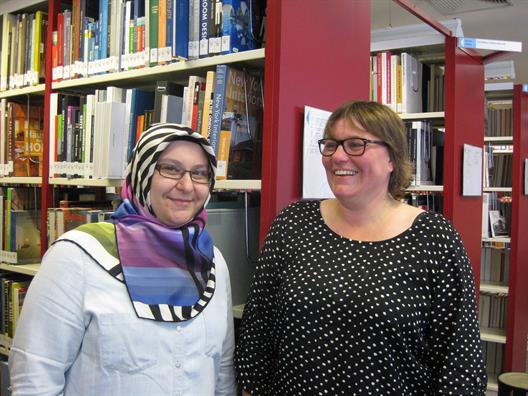 Fatma Kabaoğlu, Istanbul Commerce University, und Elke Reher, stellvertretende Bibliotheksleiterin, in der Bibliothek der HSD
