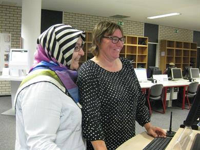 Fatma Kabaoğlu, Istanbul Commerce University, und Elke Reher, stellvertretende Bibliotheksleiterin, bei der Litereraturrecherche
