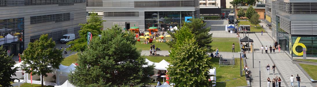 Tag der offenen Tür Hochschule Düsseldorf: Viele Menschen sind auf dem Campus der Hochschule unterwegs.